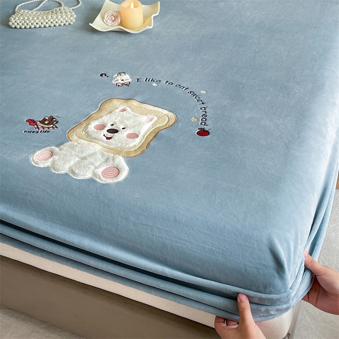 91家纺网 家纺一手货源 找家纺 梦舒羽 2025新款A类230克全消光刺绣贴布牛奶绒床笠加绒法兰绒床垫保护罩床罩 吐司萌宠-高贵蓝
