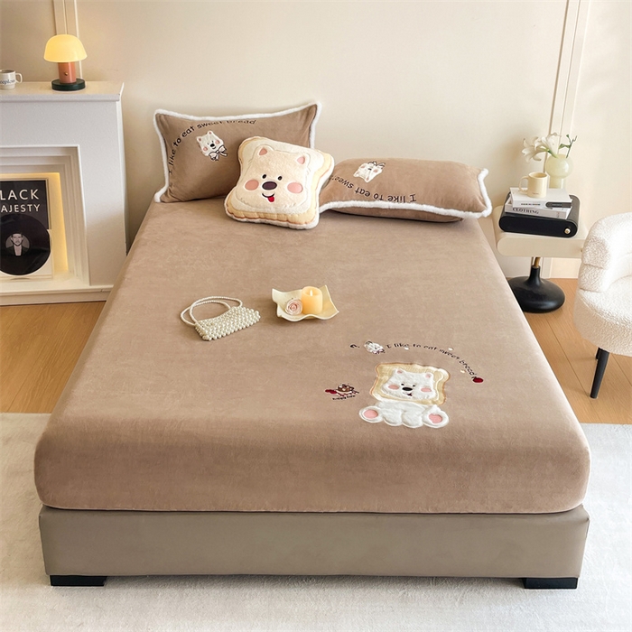 91家纺网 家纺一手货源 找家纺 梦舒羽 2025新款A类230克全消光刺绣贴布牛奶绒床笠加绒法兰绒床垫保护罩床罩 吐司萌宠-实力咖