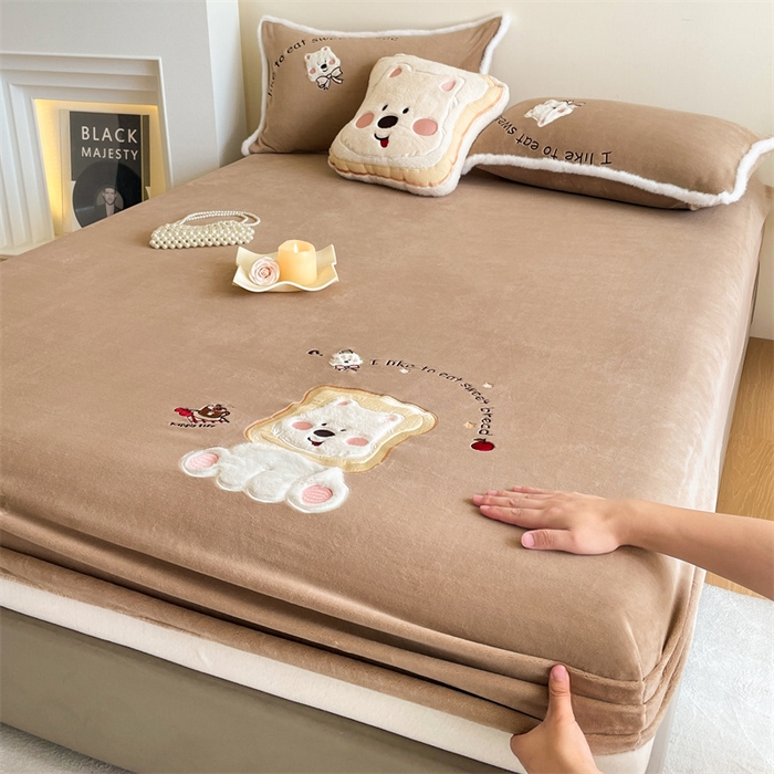 91家纺网 家纺一手货源 找家纺 梦舒羽 2025新款A类230克全消光刺绣贴布牛奶绒床笠加绒法兰绒床垫保护罩床罩 吐司萌宠-实力咖