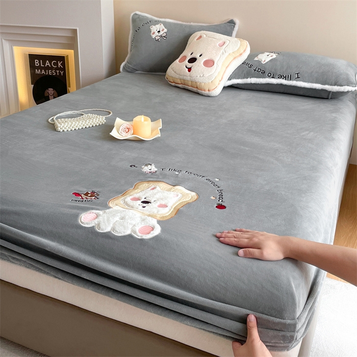 91家纺网 家纺一手货源 找家纺 梦舒羽 2025新款A类230克全消光刺绣贴布牛奶绒床笠加绒法兰绒床垫保护罩床罩 吐司萌宠-至尊灰