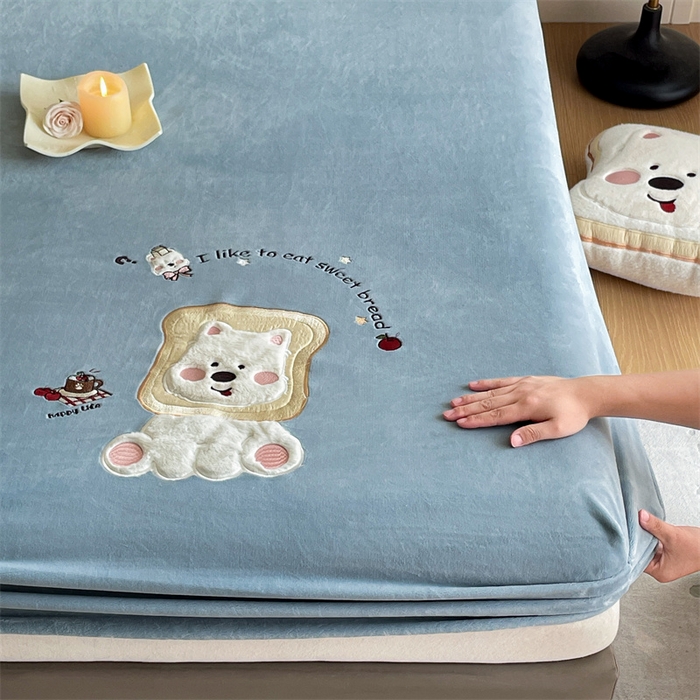 91家纺网 家纺一手货源 找家纺 梦舒羽 2025新款A类230克全消光刺绣贴布牛奶绒床笠加绒法兰绒床垫保护罩床罩 吐司萌宠-高贵蓝