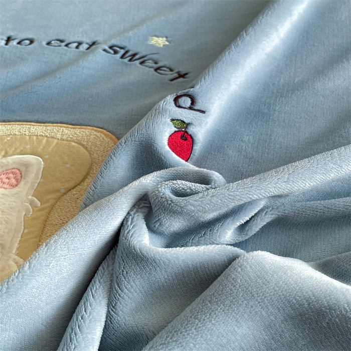 91家纺网 家纺一手货源 找家纺 梦舒羽 2025新款A类230克全消光刺绣贴布牛奶绒床笠加绒法兰绒床垫保护罩床罩 吐司萌宠-高贵蓝