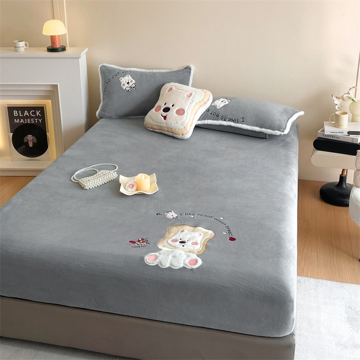 91家纺网 家纺一手货源 找家纺 梦舒羽 2025新款A类230克全消光刺绣贴布牛奶绒床笠加绒法兰绒床垫保护罩床罩 吐司萌宠-至尊灰