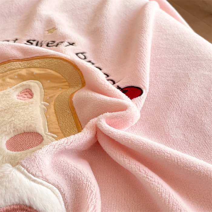 91家纺网 家纺一手货源 找家纺 梦舒羽 2025新款A类230克全消光刺绣贴布牛奶绒床笠加绒法兰绒床垫保护罩床罩 吐司萌宠-苏漫粉