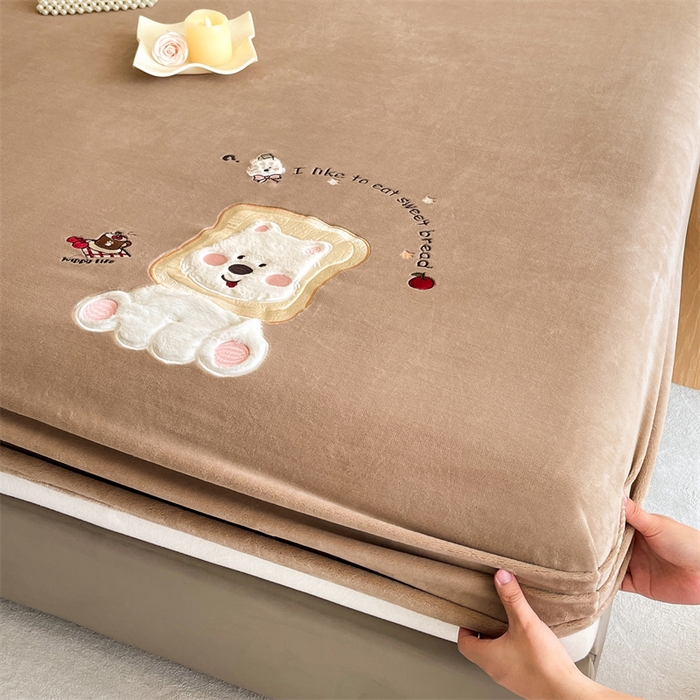 91家纺网 家纺一手货源 找家纺 梦舒羽 2025新款A类230克全消光刺绣贴布牛奶绒床笠加绒法兰绒床垫保护罩床罩 吐司萌宠-实力咖
