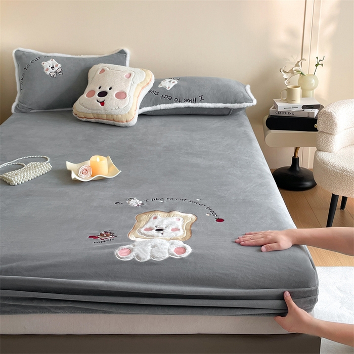 91家纺网 家纺一手货源 找家纺 梦舒羽 2025新款A类230克全消光刺绣贴布牛奶绒床笠加绒法兰绒床垫保护罩床罩 吐司萌宠-至尊灰