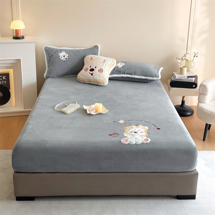 91家纺网 家纺一手货源 找家纺 梦舒羽 2025新款A类230克全消光刺绣贴布牛奶绒床笠加绒法兰绒床垫保护罩床罩 吐司萌宠-至尊灰