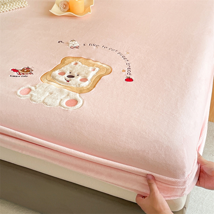 91家纺网 家纺一手货源 找家纺 梦舒羽 2025新款A类230克全消光刺绣贴布牛奶绒床笠加绒法兰绒床垫保护罩床罩 吐司萌宠-苏漫粉