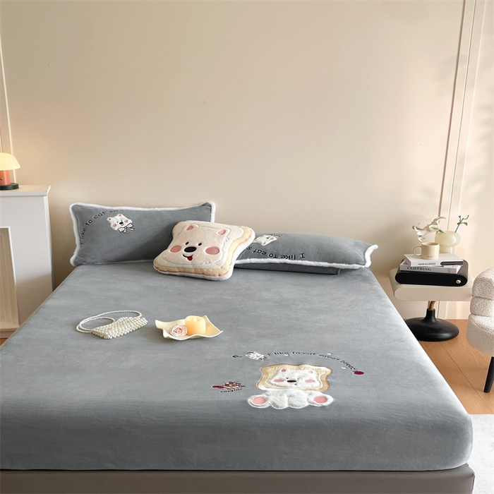 91家纺网 家纺一手货源 找家纺 梦舒羽 2025新款A类230克全消光刺绣贴布牛奶绒床笠加绒法兰绒床垫保护罩床罩 吐司萌宠-至尊灰