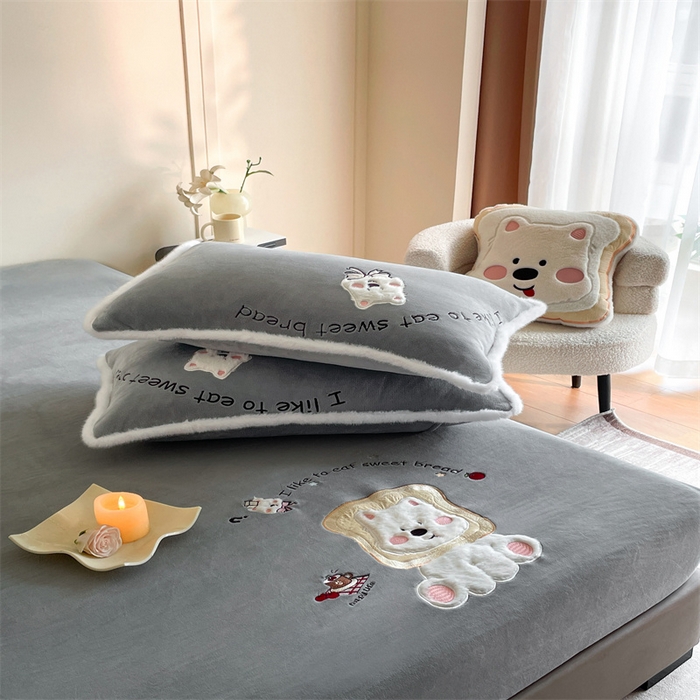 91家纺网 家纺一手货源 找家纺 梦舒羽 2025新款A类230克全消光刺绣贴布牛奶绒床笠加绒法兰绒床垫保护罩床罩 吐司萌宠-至尊灰