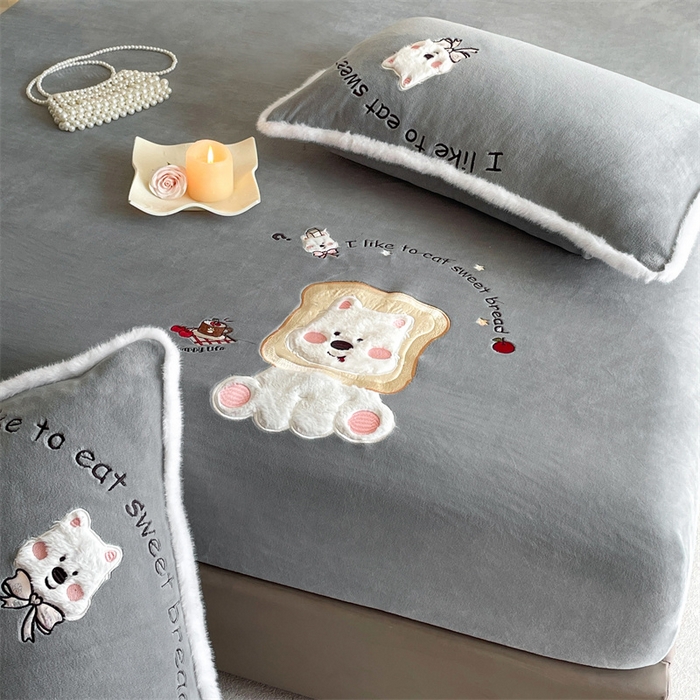 91家纺网 家纺一手货源 找家纺 梦舒羽 2025新款A类230克全消光刺绣贴布牛奶绒床笠加绒法兰绒床垫保护罩床罩 吐司萌宠-至尊灰