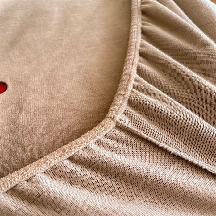 91家纺网 家纺一手货源 找家纺 梦舒羽 2025新款A类230克全消光刺绣贴布牛奶绒床笠加绒法兰绒床垫保护罩床罩 吐司萌宠-实力咖