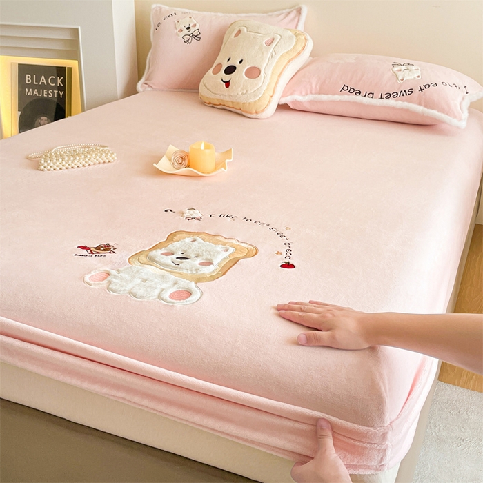 91家纺网 家纺一手货源 找家纺 梦舒羽 2025新款A类230克全消光刺绣贴布牛奶绒床笠加绒法兰绒床垫保护罩床罩 吐司萌宠-苏漫粉