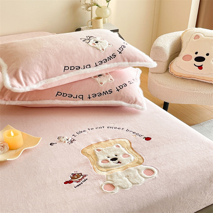 91家纺网 家纺一手货源 找家纺 梦舒羽 2025新款A类230克全消光刺绣贴布牛奶绒床笠加绒法兰绒床垫保护罩床罩 吐司萌宠-苏漫粉