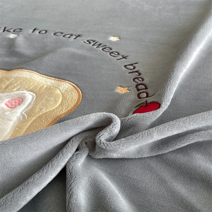 91家纺网 家纺一手货源 找家纺 梦舒羽 2025新款A类230克全消光刺绣贴布牛奶绒床笠加绒法兰绒床垫保护罩床罩 吐司萌宠-至尊灰