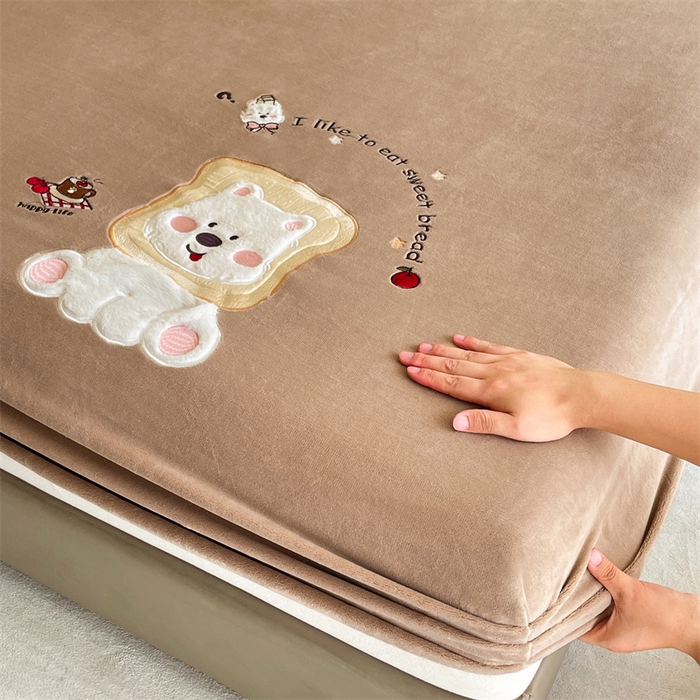 91家纺网 家纺一手货源 找家纺 （总）梦舒羽 2025新款A类230克全消光刺绣贴布牛奶绒床笠加绒法兰绒床垫保护罩床罩