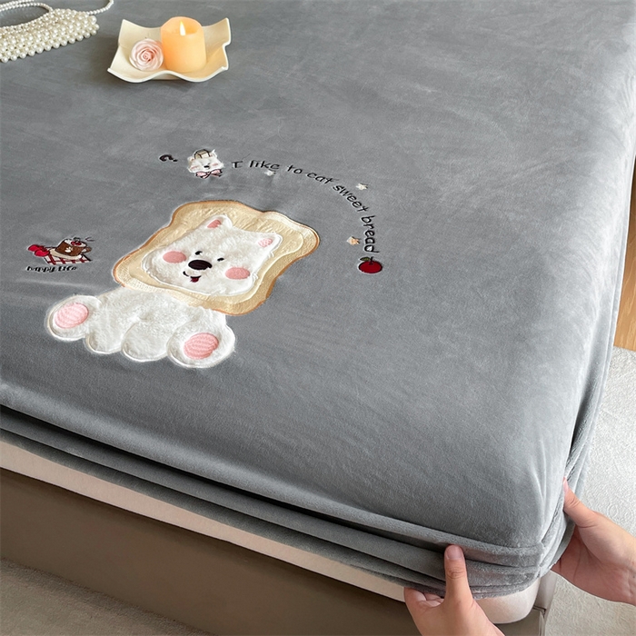 91家纺网 家纺一手货源 找家纺 梦舒羽 2025新款A类230克全消光刺绣贴布牛奶绒床笠加绒法兰绒床垫保护罩床罩 吐司萌宠-至尊灰