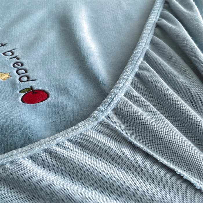 91家纺网 家纺一手货源 找家纺 梦舒羽 2025新款A类230克全消光刺绣贴布牛奶绒床笠加绒法兰绒床垫保护罩床罩 吐司萌宠-高贵蓝