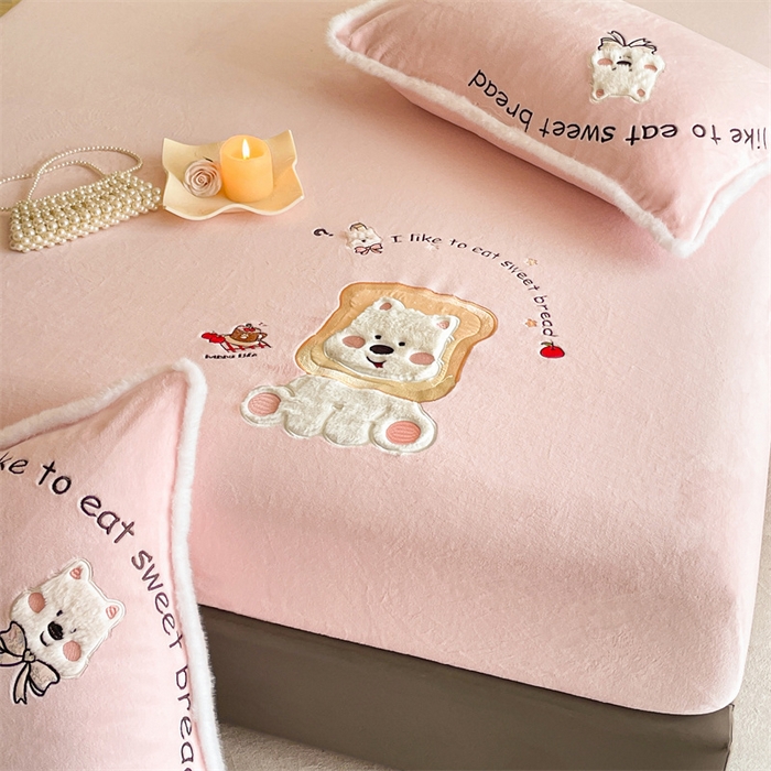 91家纺网 家纺一手货源 找家纺 梦舒羽 2025新款A类230克全消光刺绣贴布牛奶绒床笠加绒法兰绒床垫保护罩床罩 吐司萌宠-苏漫粉