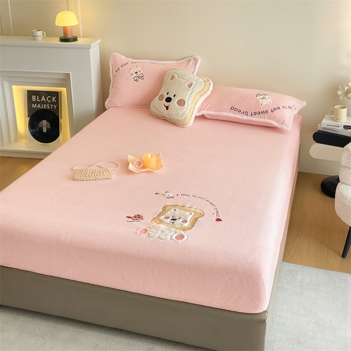 91家纺网 家纺一手货源 找家纺 梦舒羽 2025新款A类230克全消光刺绣贴布牛奶绒床笠加绒法兰绒床垫保护罩床罩 吐司萌宠-苏漫粉