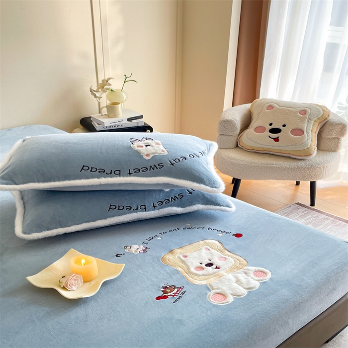 91家纺网 家纺一手货源 找家纺 梦舒羽 2025新款A类230克全消光刺绣贴布牛奶绒枕套宿舍枕芯套单人枕头套一对装 吐司萌宠-高贵蓝