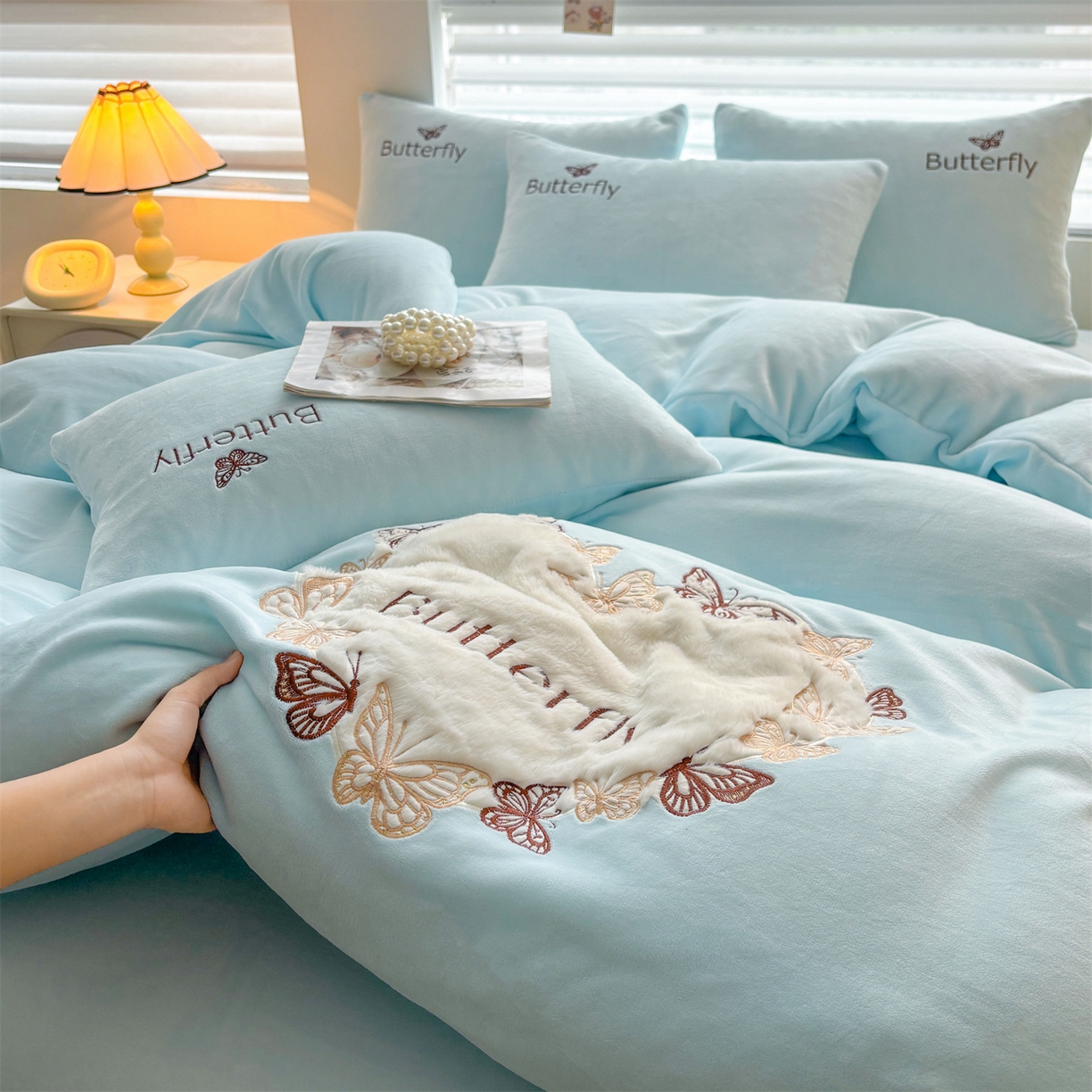 91家纺网 家纺一手货源 找家纺 （总）义博家纺 2025新款高克重牛奶绒蝴蝶贴布绣四件套