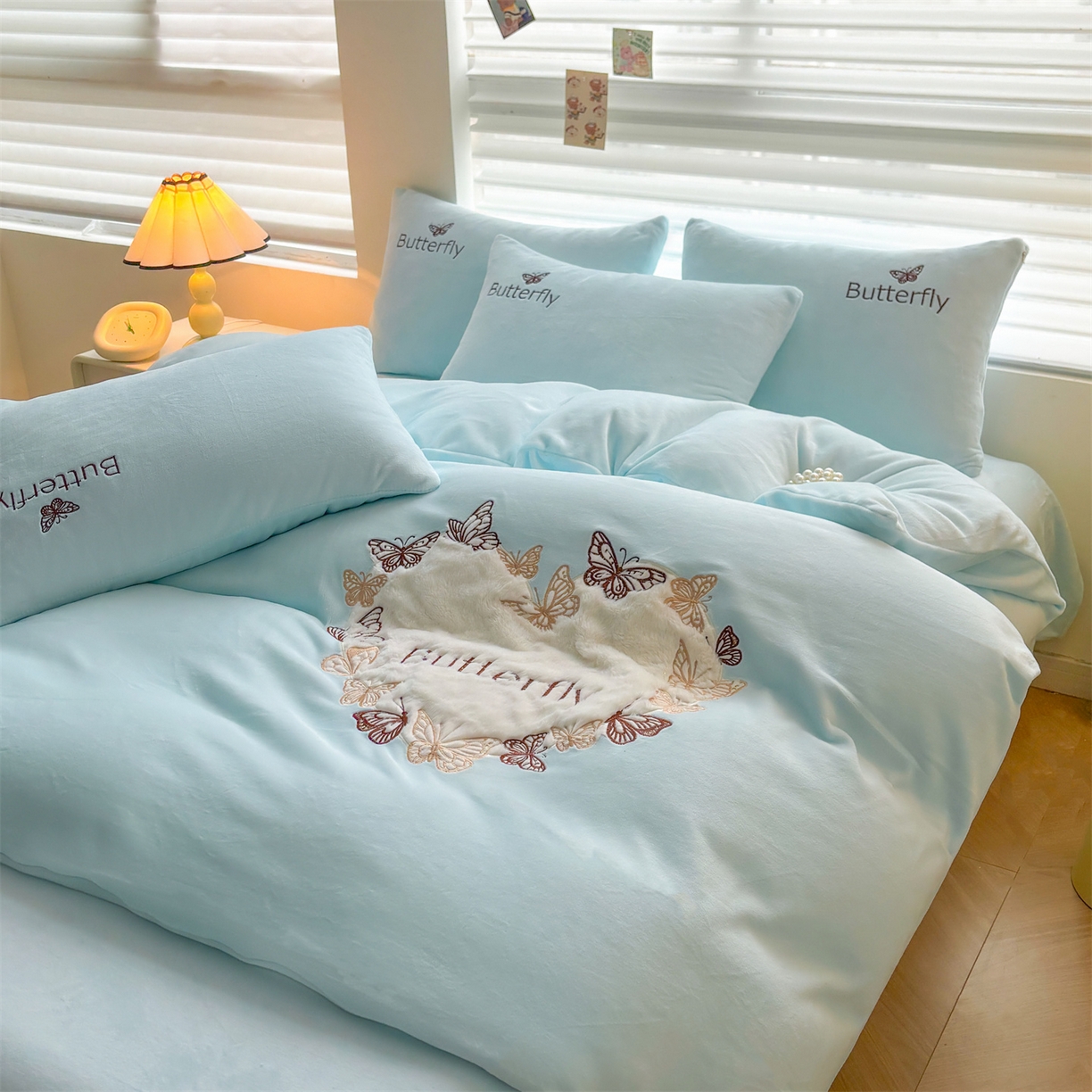 91家纺网 家纺一手货源 找家纺 （总）义博家纺 2025新款高克重牛奶绒蝴蝶贴布绣四件套