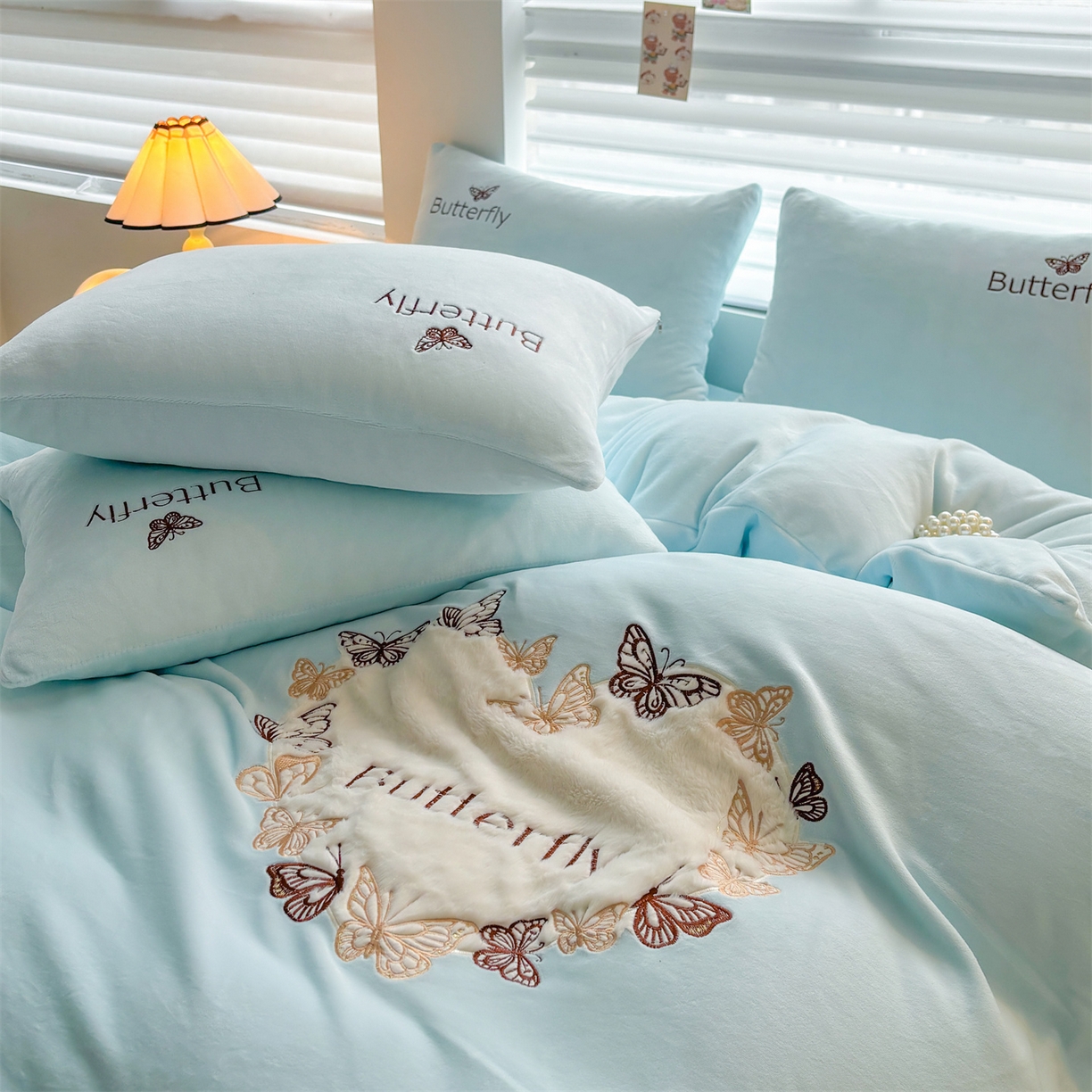 91家纺网 家纺一手货源 找家纺 （总）义博家纺 2025新款高克重牛奶绒蝴蝶贴布绣四件套