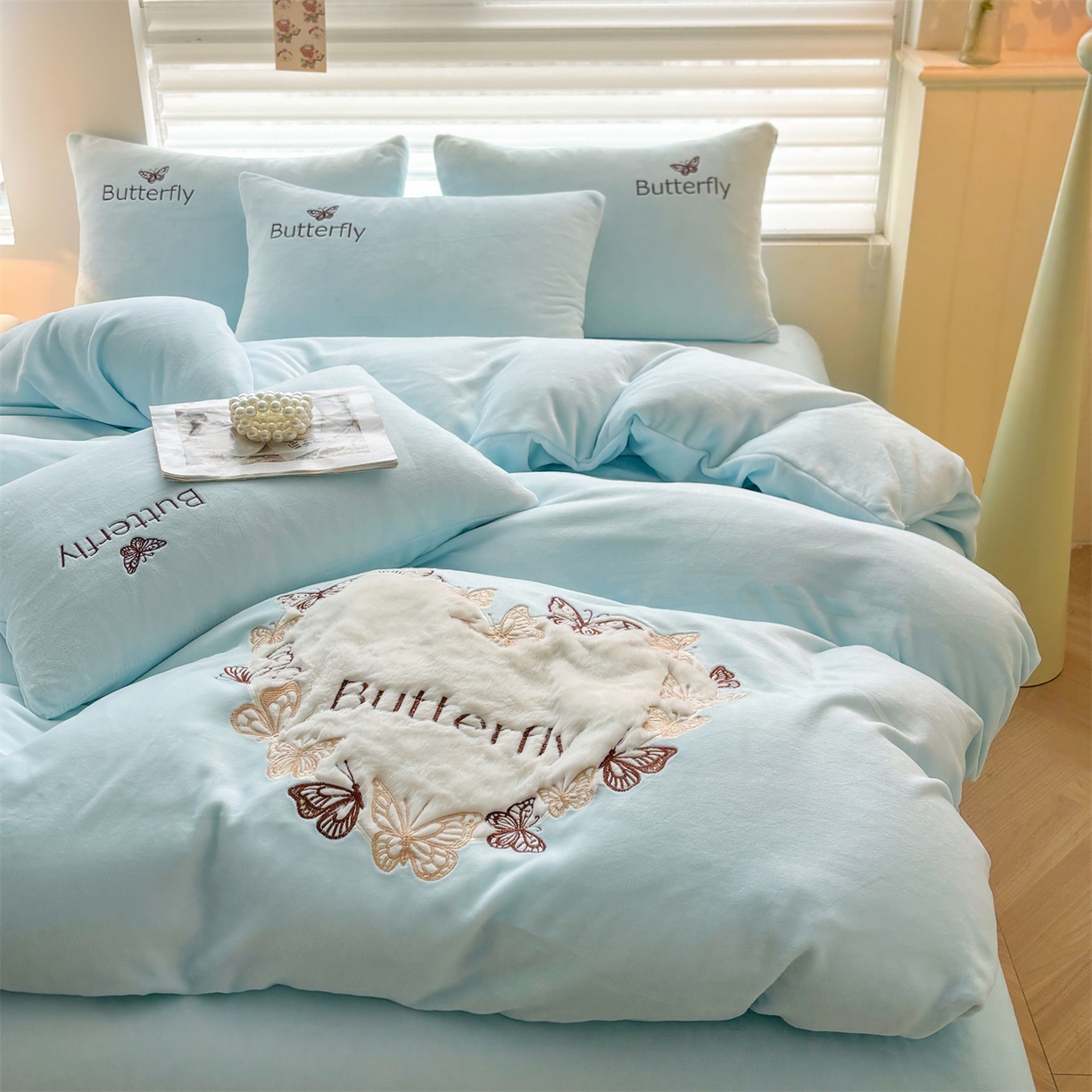 91家纺网 家纺一手货源 找家纺 （总）义博家纺 2025新款高克重牛奶绒蝴蝶贴布绣四件套