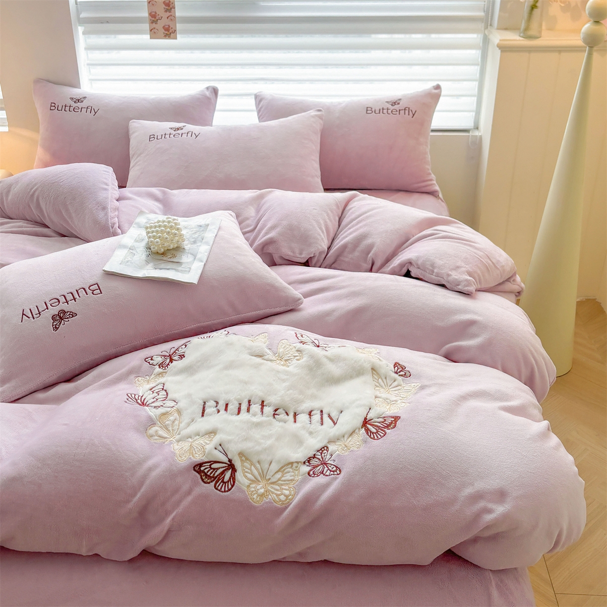 91家纺网 家纺一手货源 找家纺 （总）义博家纺 2025新款高克重牛奶绒蝴蝶贴布绣四件套