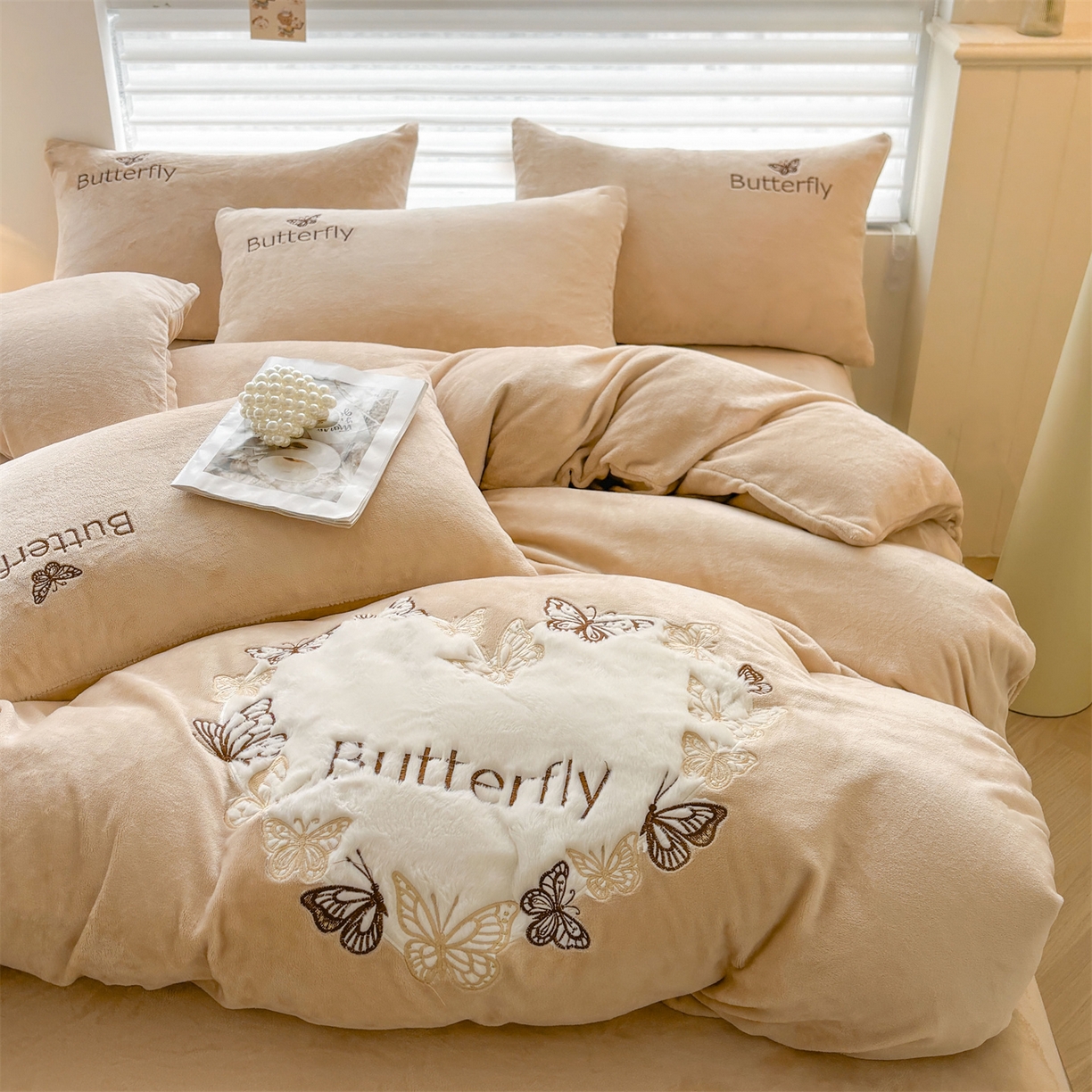 义博家纺 2025新款高克重牛奶绒蝴蝶贴布绣四件套 爱心蝴蝶-咖