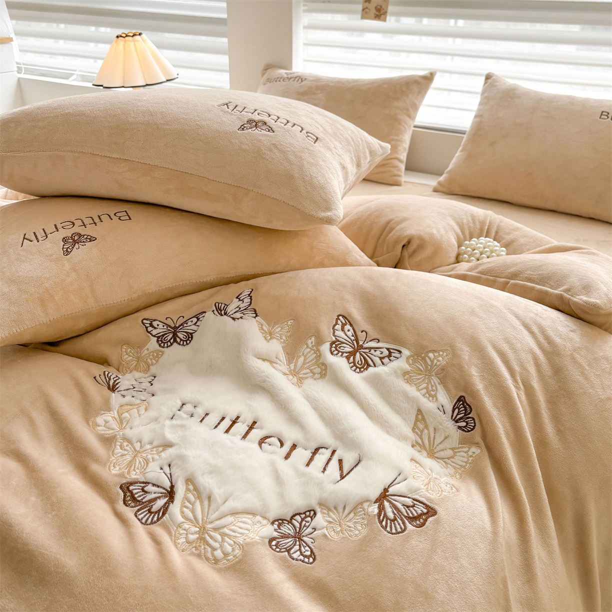 91家纺网 家纺一手货源 找家纺 义博家纺 2025新款高克重牛奶绒蝴蝶贴布绣四件套 爱心蝴蝶-咖