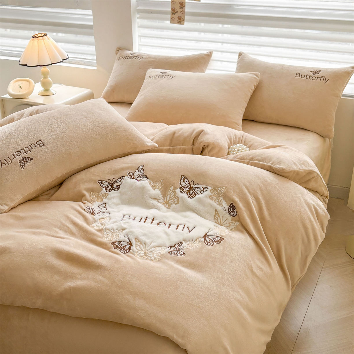 91家纺网 家纺一手货源 找家纺 义博家纺 2025新款高克重牛奶绒蝴蝶贴布绣四件套 爱心蝴蝶-咖