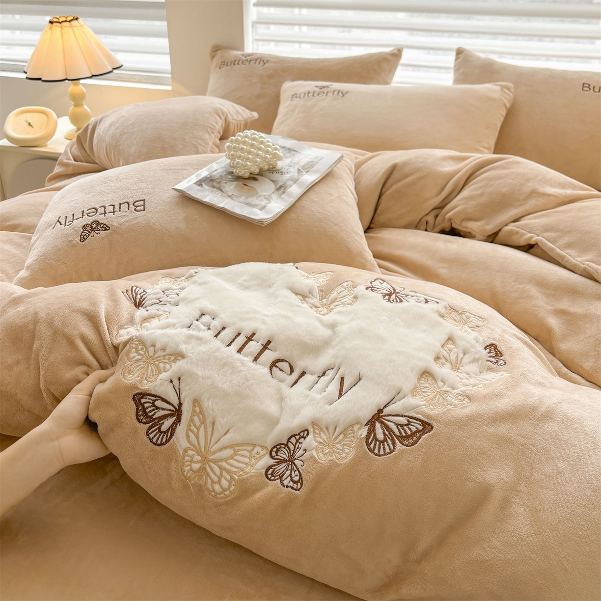 91家纺网 家纺一手货源 找家纺 义博家纺 2025新款高克重牛奶绒蝴蝶贴布绣四件套 爱心蝴蝶-咖