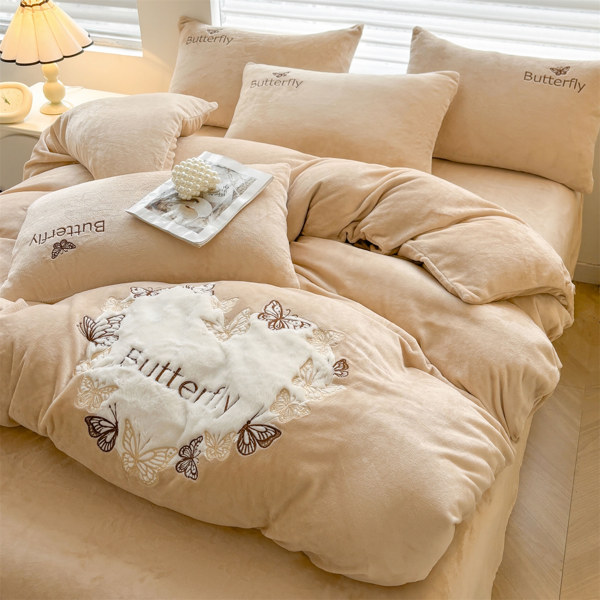 91家纺网 家纺一手货源 找家纺 义博家纺 2025新款高克重牛奶绒蝴蝶贴布绣四件套 爱心蝴蝶-咖