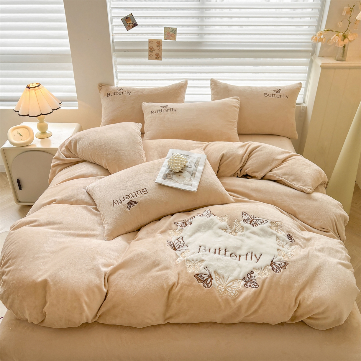 91家纺网 家纺一手货源 找家纺 义博家纺 2025新款高克重牛奶绒蝴蝶贴布绣四件套 爱心蝴蝶-咖