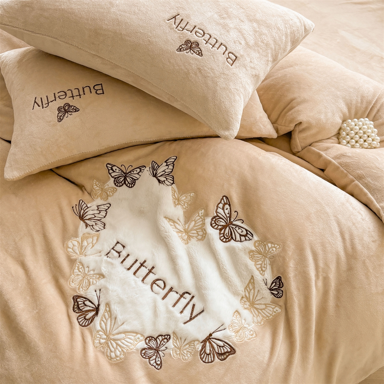 91家纺网 家纺一手货源 找家纺 义博家纺 2025新款高克重牛奶绒蝴蝶贴布绣四件套 爱心蝴蝶-咖