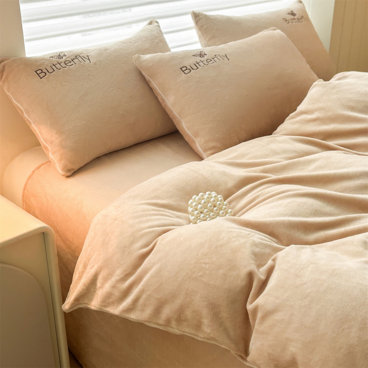 91家纺网 家纺一手货源 找家纺 义博家纺 2025新款高克重牛奶绒蝴蝶贴布绣四件套 爱心蝴蝶-咖