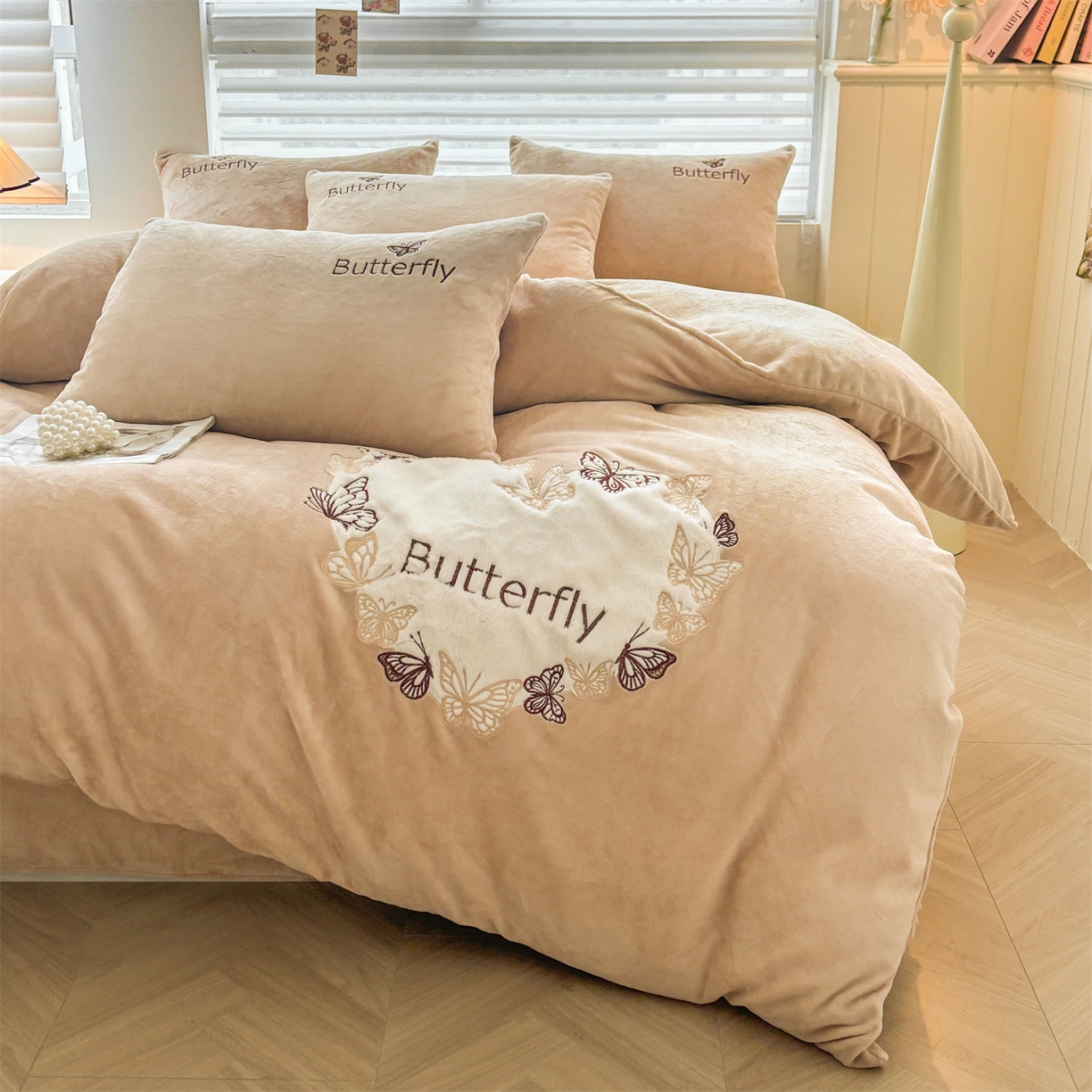 91家纺网 家纺一手货源 找家纺 义博家纺 2025新款高克重牛奶绒蝴蝶贴布绣四件套 爱心蝴蝶-咖