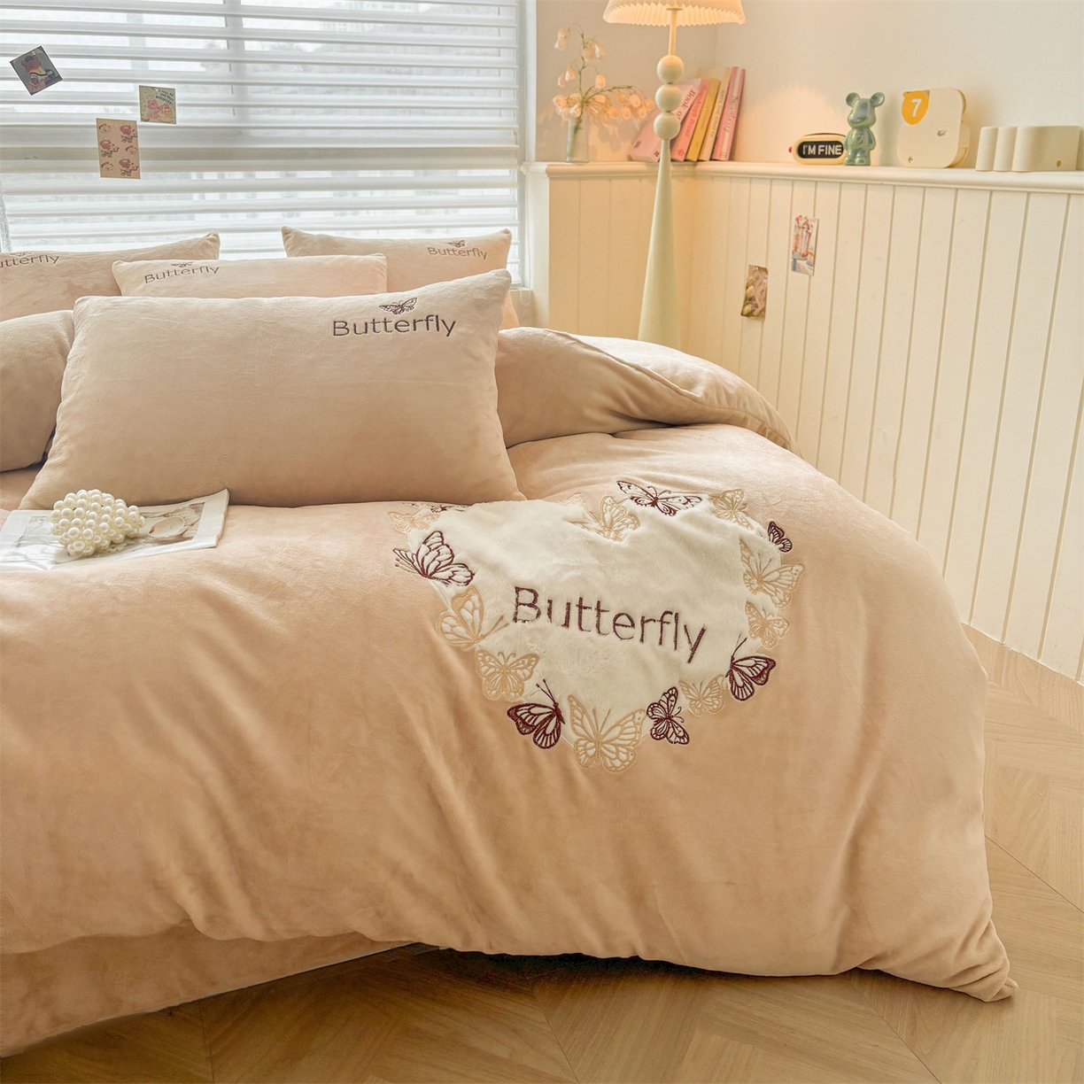 91家纺网 家纺一手货源 找家纺 义博家纺 2025新款高克重牛奶绒蝴蝶贴布绣四件套 爱心蝴蝶-咖