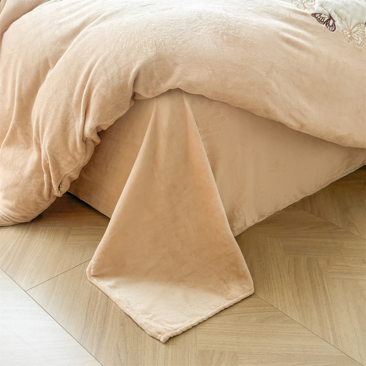 91家纺网 家纺一手货源 找家纺 义博家纺 2025新款高克重牛奶绒蝴蝶贴布绣四件套 爱心蝴蝶-咖