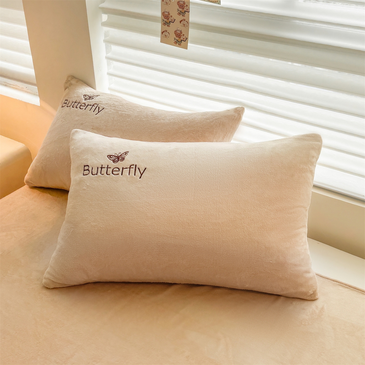 91家纺网 家纺一手货源 找家纺 义博家纺 2025新款高克重牛奶绒蝴蝶贴布绣四件套 爱心蝴蝶-咖