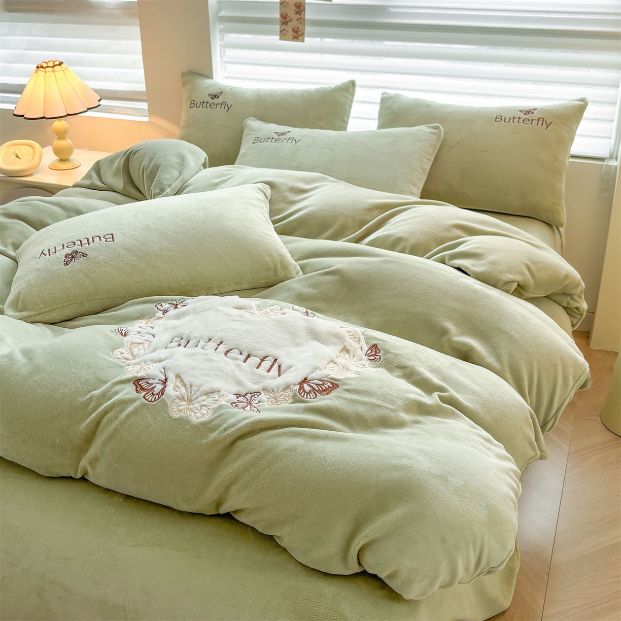 91家纺网 家纺一手货源 找家纺 义博家纺 2025新款高克重牛奶绒蝴蝶贴布绣四件套 爱心蝴蝶-绿