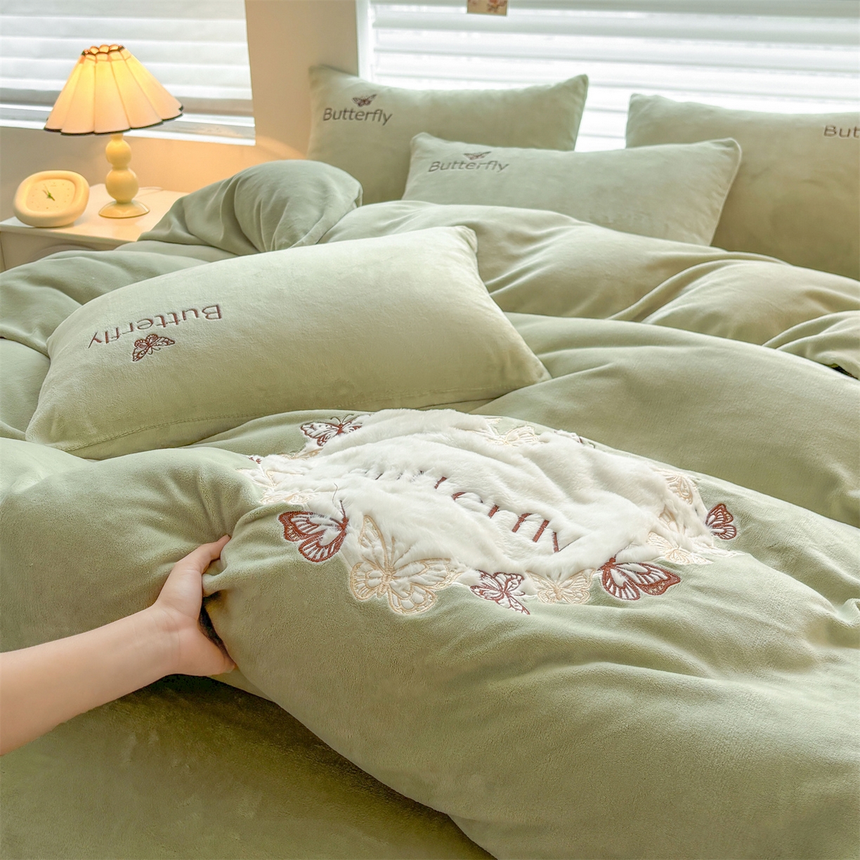 91家纺网 家纺一手货源 找家纺 义博家纺 2025新款高克重牛奶绒蝴蝶贴布绣四件套 爱心蝴蝶-绿