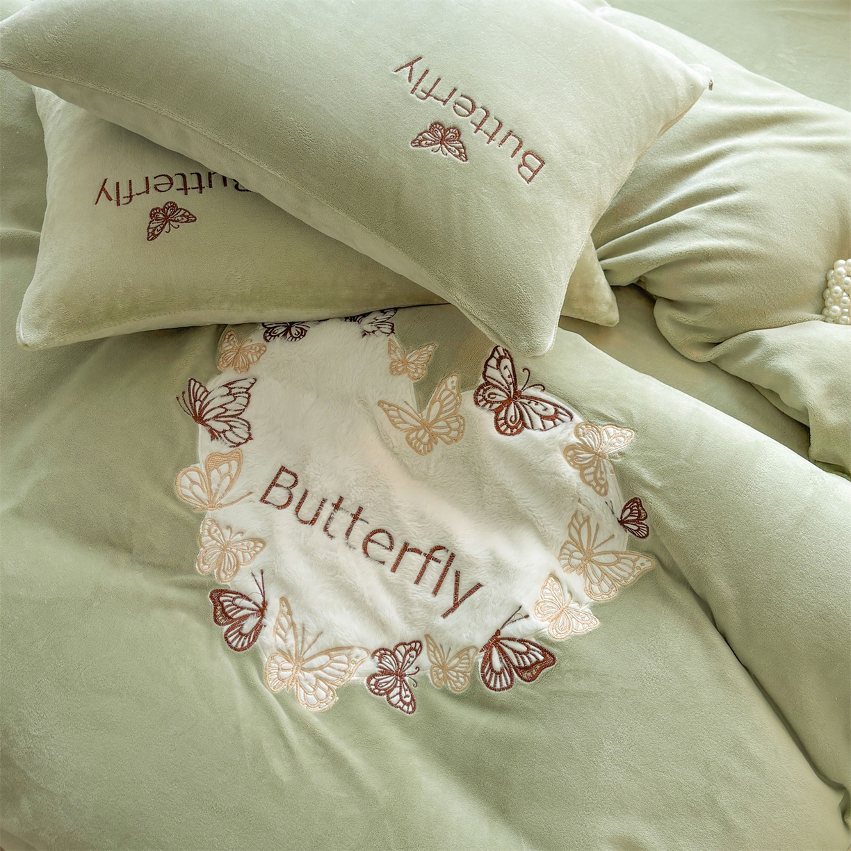 91家纺网 家纺一手货源 找家纺 义博家纺 2025新款高克重牛奶绒蝴蝶贴布绣四件套 爱心蝴蝶-绿