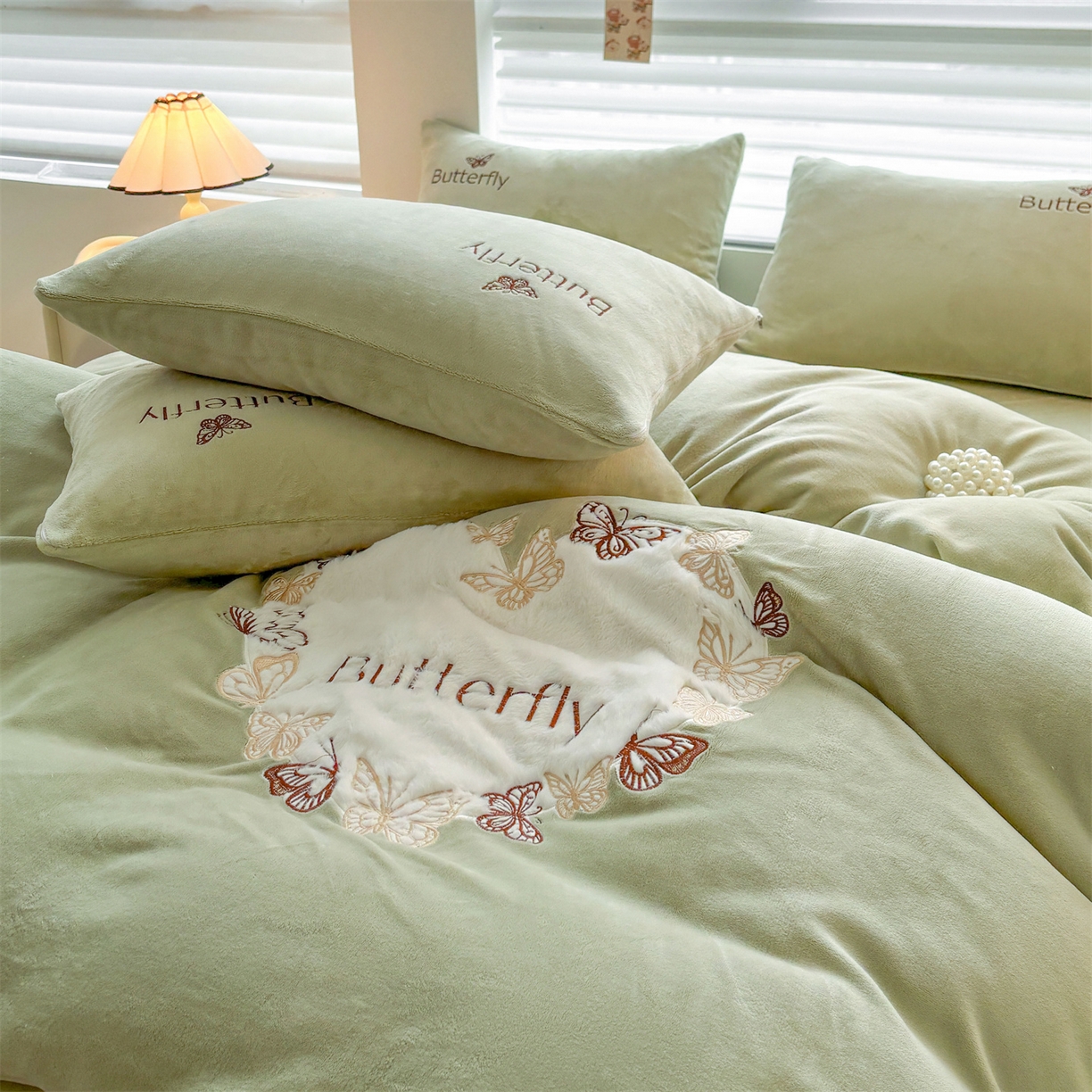 91家纺网 家纺一手货源 找家纺 义博家纺 2025新款高克重牛奶绒蝴蝶贴布绣四件套 爱心蝴蝶-绿