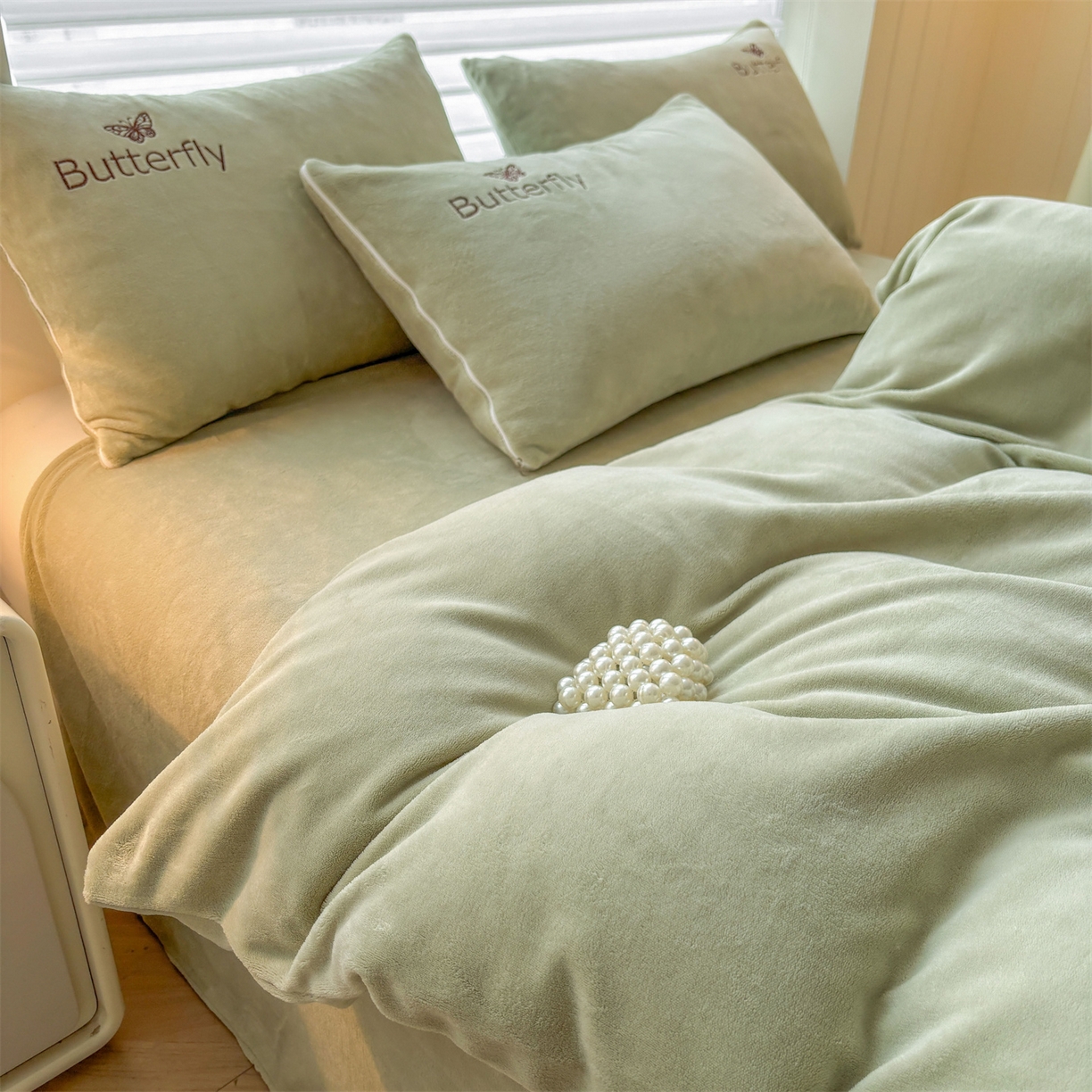 91家纺网 家纺一手货源 找家纺 义博家纺 2025新款高克重牛奶绒蝴蝶贴布绣四件套 爱心蝴蝶-绿