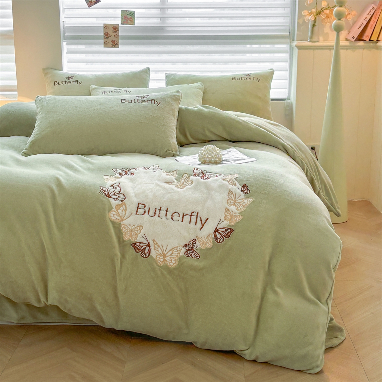 91家纺网 家纺一手货源 找家纺 义博家纺 2025新款高克重牛奶绒蝴蝶贴布绣四件套 爱心蝴蝶-绿