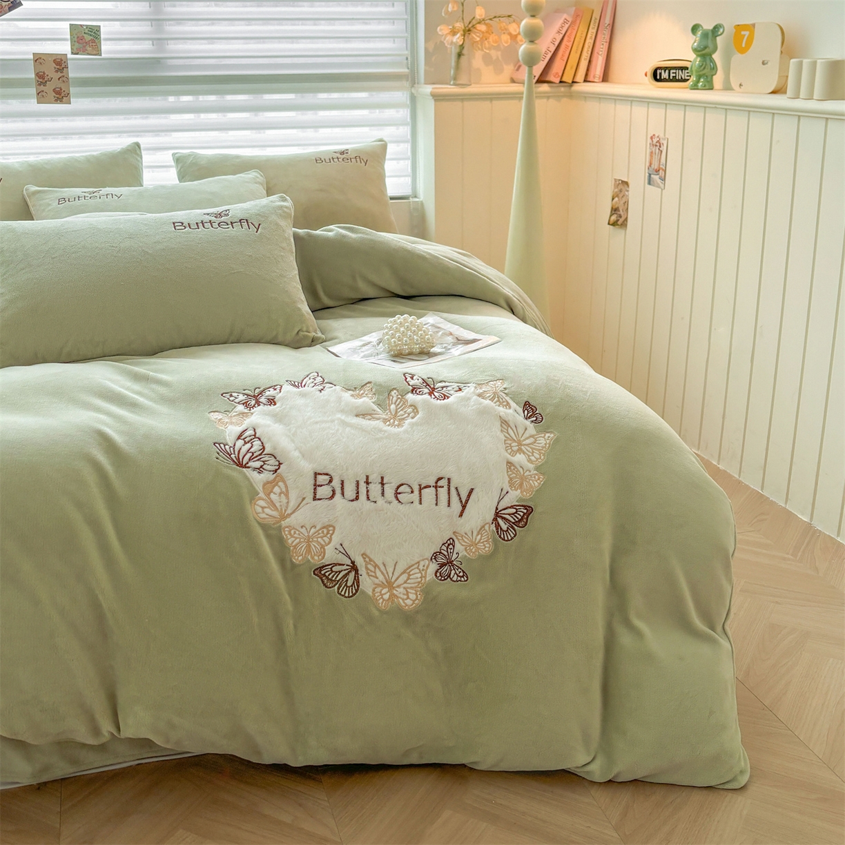 91家纺网 家纺一手货源 找家纺 义博家纺 2025新款高克重牛奶绒蝴蝶贴布绣四件套 爱心蝴蝶-绿