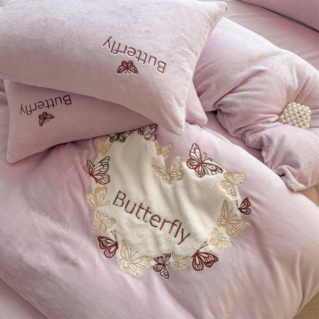 91家纺网 家纺一手货源 找家纺 义博家纺 2025新款高克重牛奶绒蝴蝶贴布绣四件套 爱心蝴蝶-紫